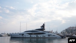 资料照片：停靠在因佩里亚的码头、被意大利当局扣押的俄罗斯寡头莫尔达索夫拥有的“Lady M”号游艇。(2022年3月5日)