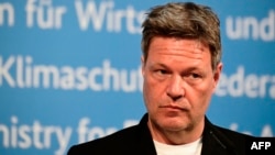 德国经济部长罗伯特·哈贝克在柏林七国集团经贸部长会议结束后对记者讲话（2022年3月28日）