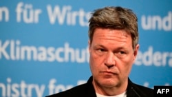 德國經濟部長羅伯特·哈貝克在柏林七國集團經貿部長會議結束後對記者講話（2022年3月28日）