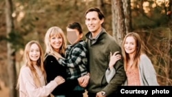 安·克拉克一家，安環抱中的孩子就是他們正準備領養的烏克蘭孤兒小A（來源：Ann Clark）