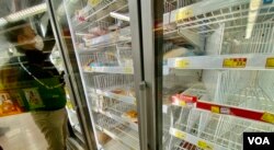 香港特首3月9日上午首次率领高官举行疫情记者会，当日下午市民抢购潮仍然持续，多间超级市场的冷冻食物被抢购一空 (美国之音/汤惠芸)