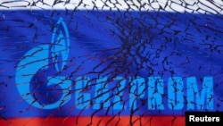 以俄羅斯國旗為背景的俄羅斯天然氣工業公司標識