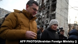 乌克兰外交部长德米特罗·库列巴（Dmytro Kuleba左）和德国外交部长贝尔伯克（右）在乌克兰哈尔科夫市边走边谈。（资料照 2023年1月10日）