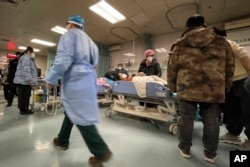 河北廊坊第四人民医院的新冠病人在接受治疗。（2022年12月22日）