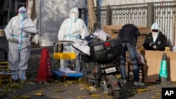 大白11月25日守衛著一個被封控的居民區。