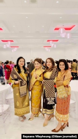 ຍານາງ ໄຊຊະນະ ຖ່າຍຮູບກັບໝູ່ໃນງານສັງສັນຂອງສະມາຄົມລາວ.