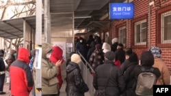 北京一家医院发热门诊外排长队的市民。（2022年12月14日）