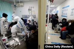 北京中日友好医院的医护人员在疫情爆发期护理染疫病人。(2022年12月27日)