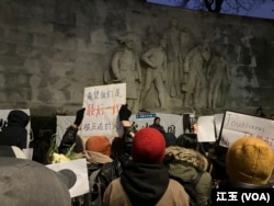 集會現場的標語牌。