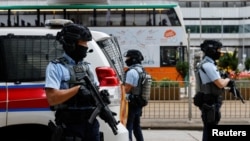 資料照：香港武裝警察押解據信是運送香港壹傳媒創辦人黎智英的監獄車輛抵達香港高等法院。（2022年12月1日）