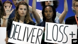 活動人士在2022年11月19日於埃及沙姆沙伊赫舉行的第27屆聯合國氣候峰會上鼓勵世界領導人維持將升溫限制在1.5攝氏度的政策，並為損失和損害提供賠償。