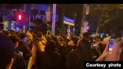 2022年11月27日，上海烏魯木齊中路舉行的抗議示威活動 （照片來源：推特截屏）