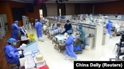 中國河北滄州一家醫院特護病房的醫護人員在醫治新冠重症病人。（2023年1月11日）