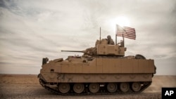 资料照片：美国布拉德利战车。
