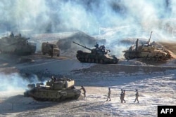 這張由印度陸軍於2021 年2 月16 日發布的未註明日期的照片顯示了在中印邊境實際控制線(LAC) 沿線進行軍事脫離接觸的中國解放軍(PLA)的士兵和坦克