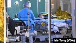 香港今年1月初開始爆發第5波Omicron變種病毒疫情，確診及死亡人數急遽增加， 醫療系統一度崩潰，出現大批病人寒冷天氣下在露天醫院餐風露宿的慘況。(美國之音 湯惠芸)