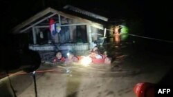 ພາບ​ຖ່າຍ​ວັນ​ທີ 25 ທັນ​ວາ 2022 ສະ​ແດງ​ໃຫ້​ເຫັນ​ໜ່ວຍ​ກູ້​ໄຟ ຍົກ​ຍ້າຍ​ຄົນ​ອອກຈາກ​ເຂດ​ນ້ຳ​ຖ້ວມ ທີ​ເມືອງ ໂອ​ຊາ​ມິ​ສ ອົກ​ຊິ​ດັງ​ຕານ ປະ​ເທດ​ຟິ​ລິບ​ປີນ