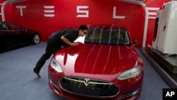 北京特斯拉電動車專賣店的工作人員在為特斯拉首批銷售做準備。（2018年10月17日）