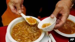 资料照片：2011年2月14日照片显示，旧金山唐人街的一家中餐馆正在供应鱼翅汤。（美联社照片）