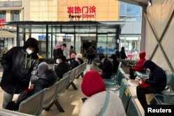 上海市民在一家医院的发热门诊候诊。（2022年12月24日）