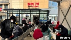 上海市民在一家医院的发热门诊候诊。（2022年12月24日）