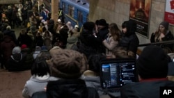 在俄罗斯导弹袭击基辅期间,人们在地铁站内躲避轰炸。(2022年12月5日)