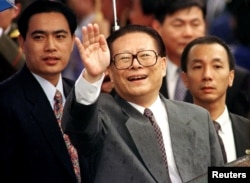 江澤民1997年6月30日抵達香港時向人群揮手致意。