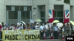  香港人在英國領事館外示威促英國履行責任。（視頻截圖）