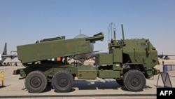 资料照片：参加2021年迪拜航空展的美国M142海马斯火箭发射车。(2021年11月15日)