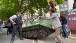 示威者遊行前往中國駐英大使館途中被攔截
