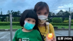 台灣民眾陳宛毓帶著女兒來參加台北的六四燭光晚會（美國之音特約記者楊安拍攝）。