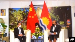 在新華社發布的這張照片中，基里巴斯總統兼外交部長塔內蒂·馬茂（右）於2022年5月27日在基里巴斯塔拉瓦會見中國外交部長王毅。