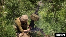 一名乌克兰士兵在顿巴斯地区的前线作战。（2022年6月5日）