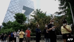 大眾在北京的央視大樓旁排隊等候進行新冠核酸檢測。（2022年6月13日）