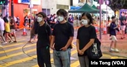 周嘉發（左一）與該黨主席陳寶瑩（右一）及成員餘煒彬，6月4日晚間在銅鑼灣進行默站快閃悼念六四行動。（社民連社群網站圖）