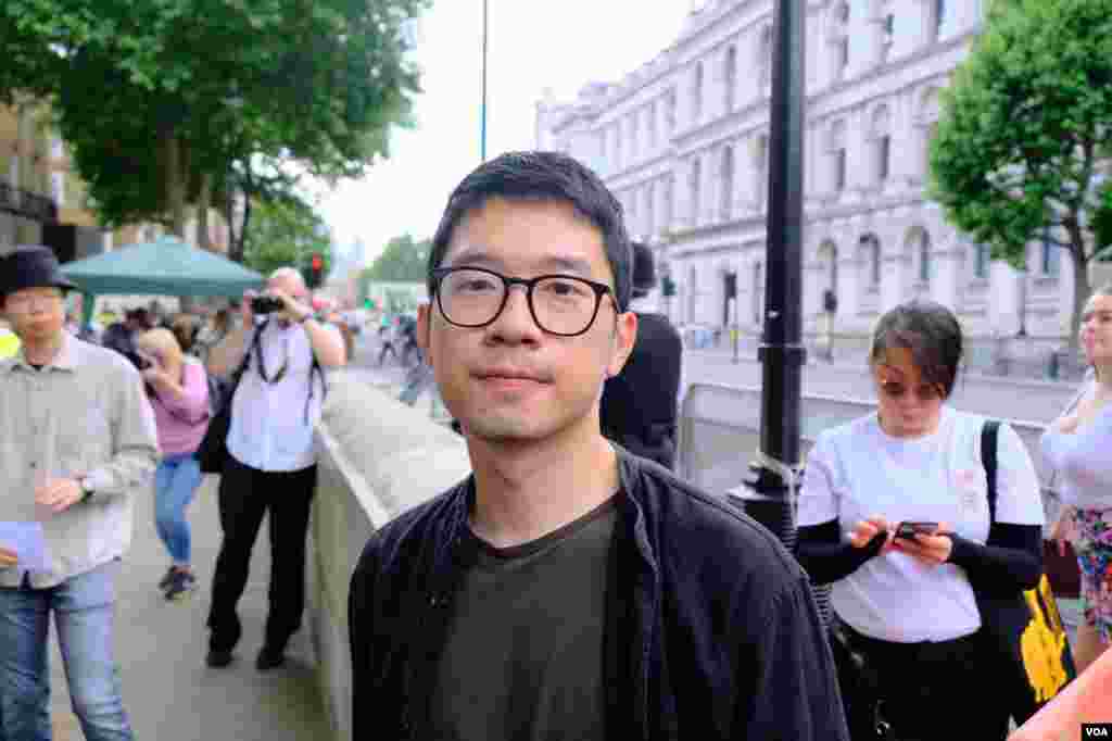 2022年6月4日在倫敦大批支持烏克蘭與香港的示威者在唐寧街10號首相府外舉行的六四事件紀念集會上，前香港立法會議員羅冠聰參加集會。（美國之音/鄭樂捷）