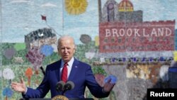 拜登總統在華盛頓布魯克蘭初中宣傳新冠防護措施時發表講話。 (2021年9月10日)