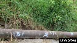 所罗门群岛瓜达尔卡纳尔省的金岭金矿公司的管道。（美国之音莉雅拍摄）