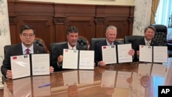 台灣區麵粉工業同業公會主席（左）與愛達荷州小麥委員會主席等2022年9月19日在協議簽字儀式上。(美聯社照片）