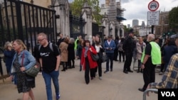 哀悼者瞻仰女王靈柩後紛紛從出口離開西敏廳（威斯敏斯特大廳）。（攝影：美國之音鄭樂捷）