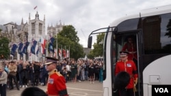 參與護靈的英國皇家衛隊離開巴士到達國會大廈。（攝影：美國之音鄭樂捷）