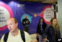 一位從莫斯科飛抵貝爾格萊德的俄羅斯男子接受媒體採訪（9月21日）。