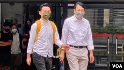 民主黨主席羅健熙（左）9月20日就被控非法集結罪到區域法院應訊。（美國之音/湯惠芸）