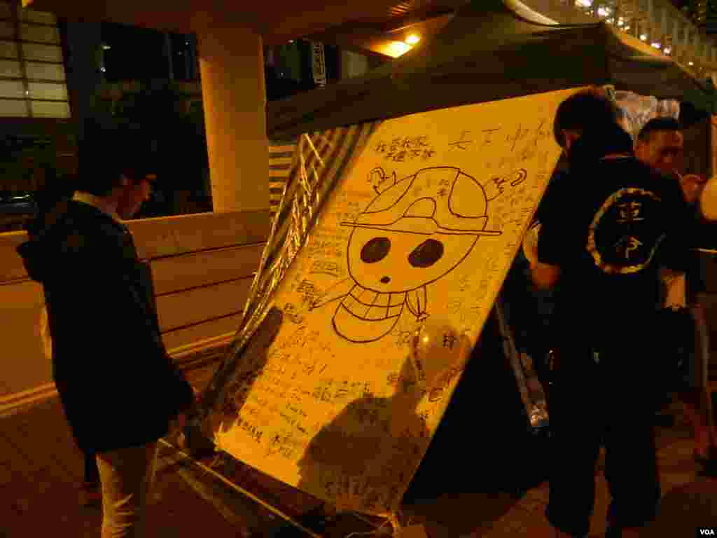 22歲的張同學(左)回到金鐘佔領區參與除夕晚會，總結2014年，希望勿忘初衷，爭取真普選