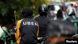 雅加达，一位摩托出租车司机正在等待乘客。（2017年9月20日）