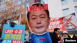 韩国抗议者在首尔举行集会要求弹劾韩国总统尹锡悦。（2024年12月8日）
