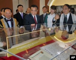 校長徐立之(右一)向李克強介紹港大歷史