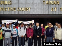 詹顺贵律师(右三)与大埔案诉讼人在法庭外(元贞联合法律事务所提供)