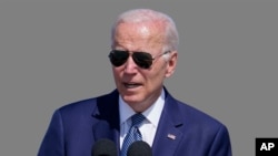 以總統身份第一次訪問中東的拜登在到達以色列特拉維夫的本古裡安機場歡迎儀式上發表講話。（美聯社2022年7月14日照片）