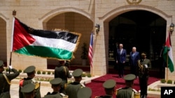 巴勒斯坦权力机构主席阿巴斯在约旦河西岸城市伯利恒欢迎美国总统拜登。(2022年7月15日)